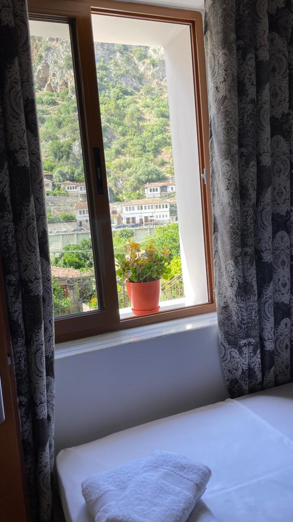 Meroli Guesthouse - Unesco Quarter Berat Zewnętrze zdjęcie