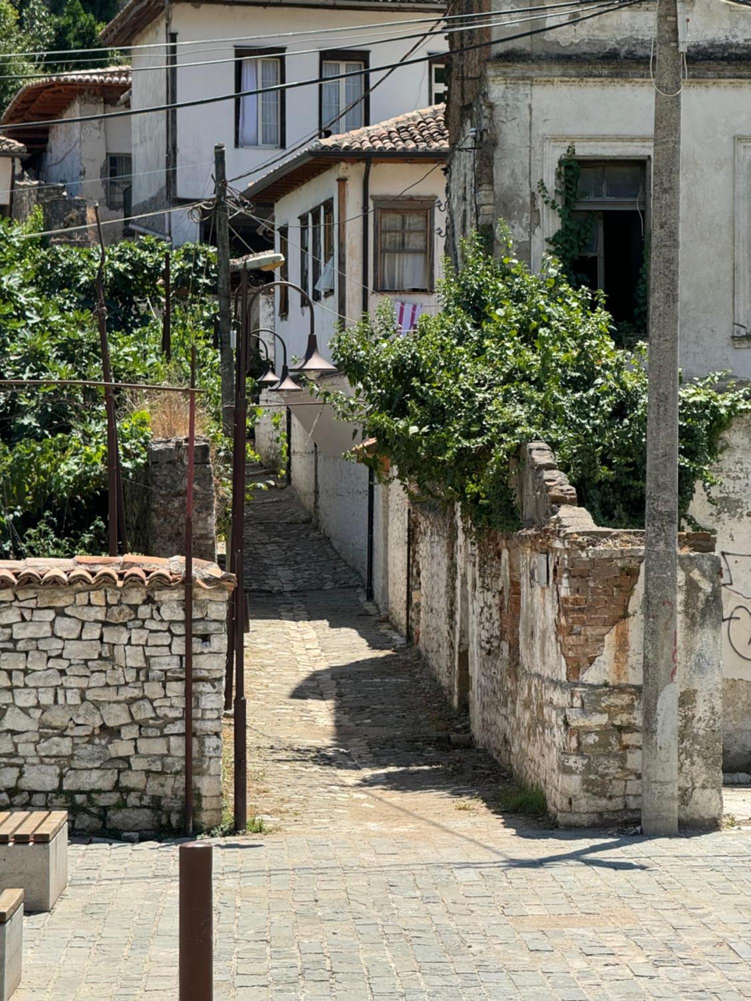 Meroli Guesthouse - Unesco Quarter Berat Zewnętrze zdjęcie