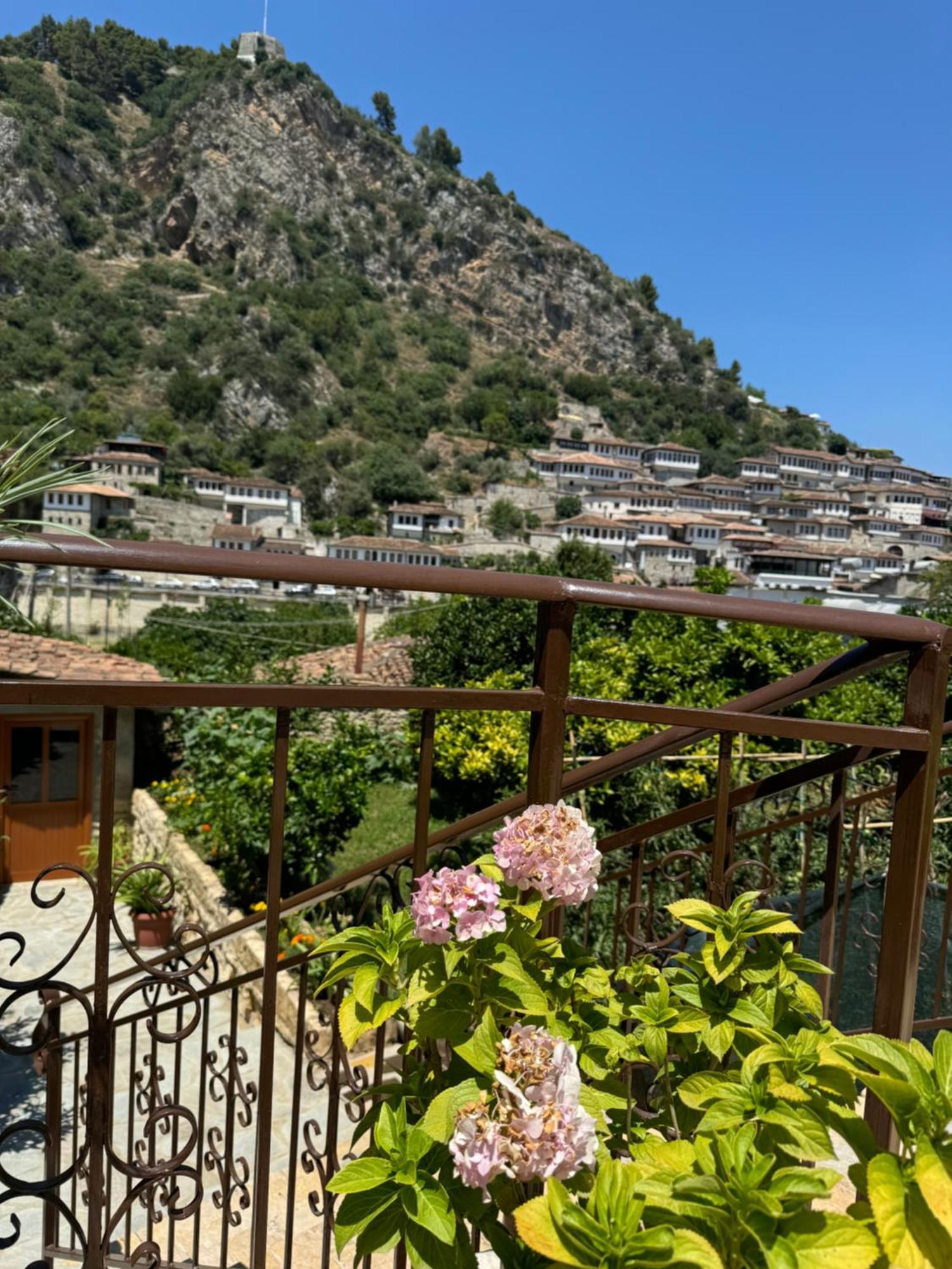 Meroli Guesthouse - Unesco Quarter Berat Zewnętrze zdjęcie