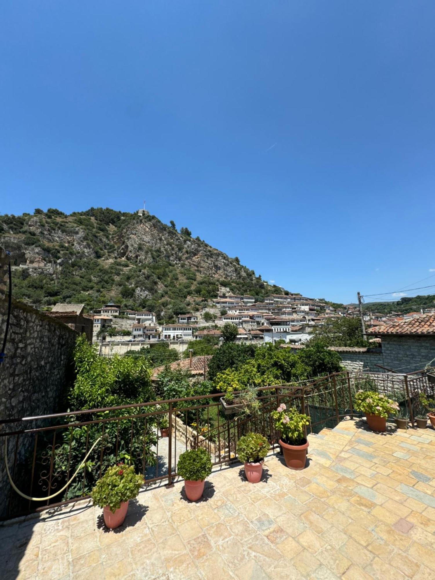 Meroli Guesthouse - Unesco Quarter Berat Zewnętrze zdjęcie