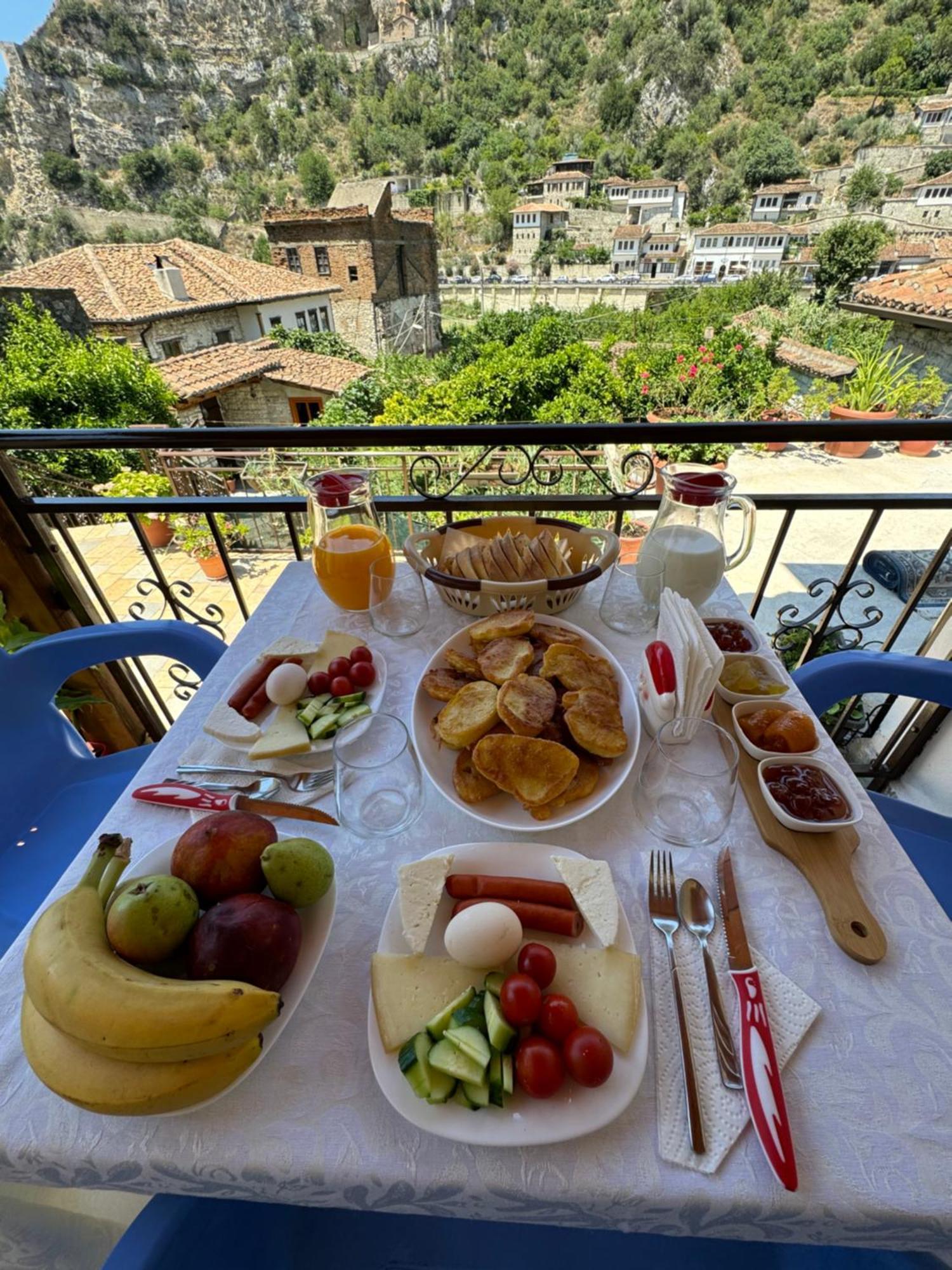 Meroli Guesthouse - Unesco Quarter Berat Zewnętrze zdjęcie