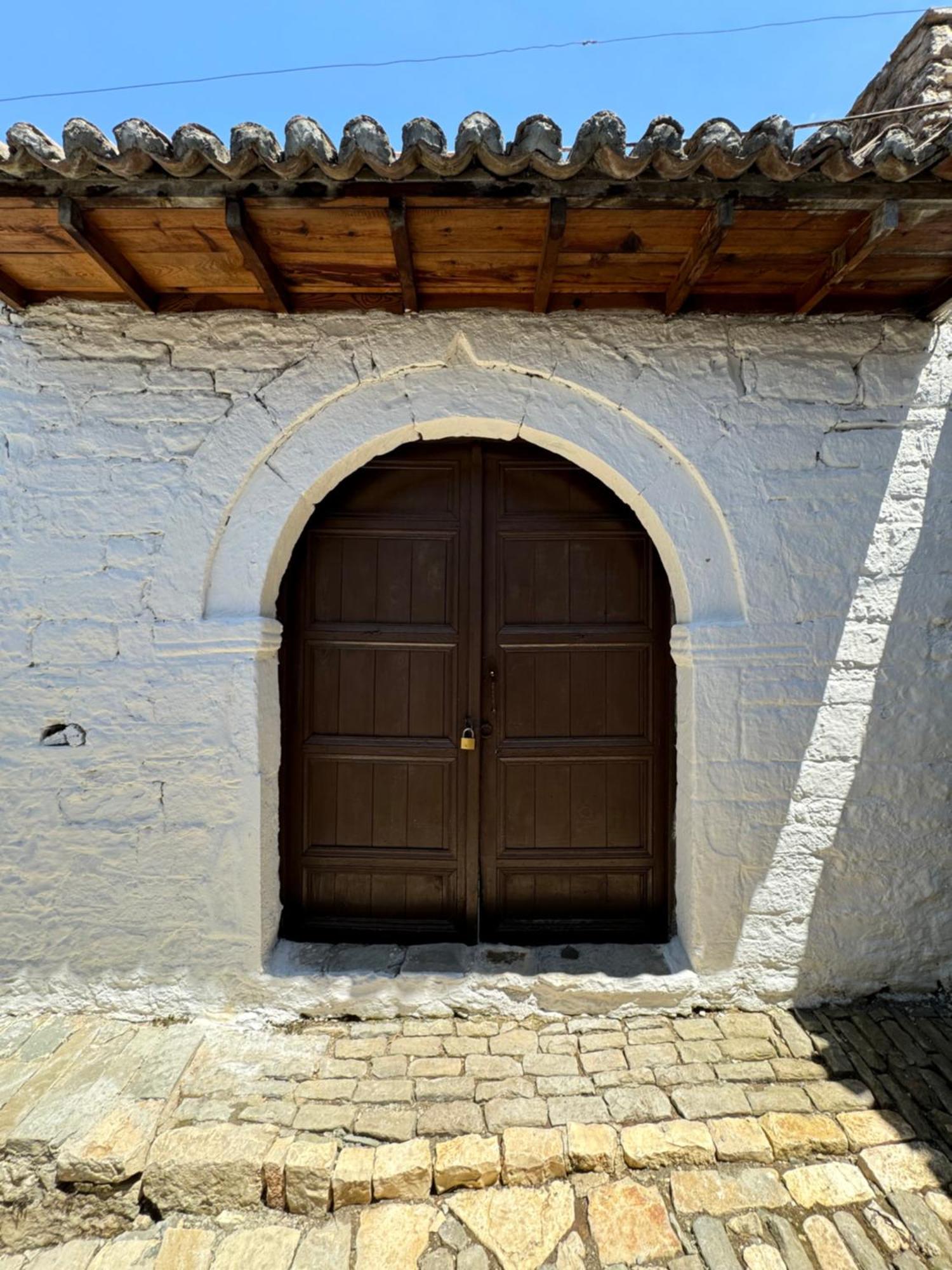 Meroli Guesthouse - Unesco Quarter Berat Zewnętrze zdjęcie