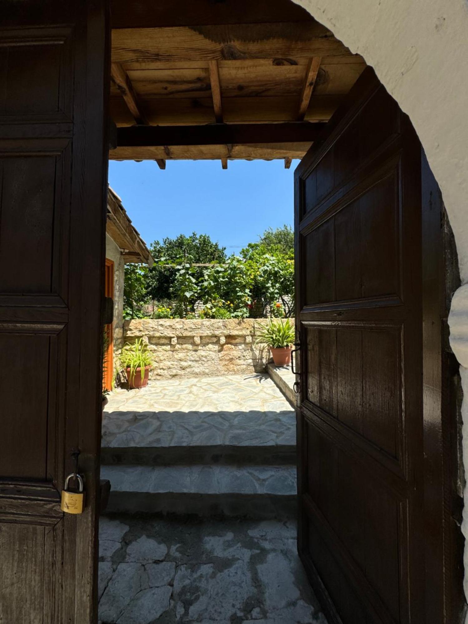 Meroli Guesthouse - Unesco Quarter Berat Zewnętrze zdjęcie
