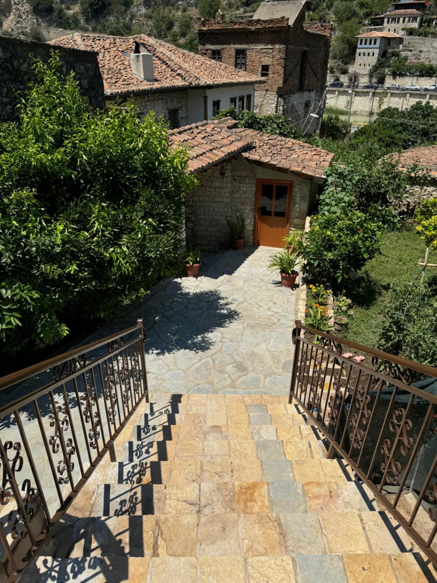Meroli Guesthouse - Unesco Quarter Berat Zewnętrze zdjęcie