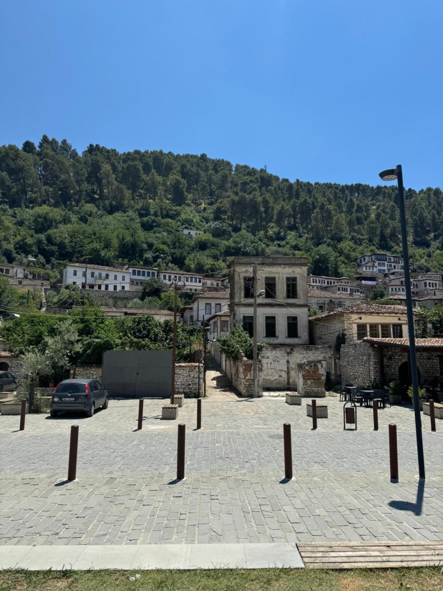 Meroli Guesthouse - Unesco Quarter Berat Zewnętrze zdjęcie
