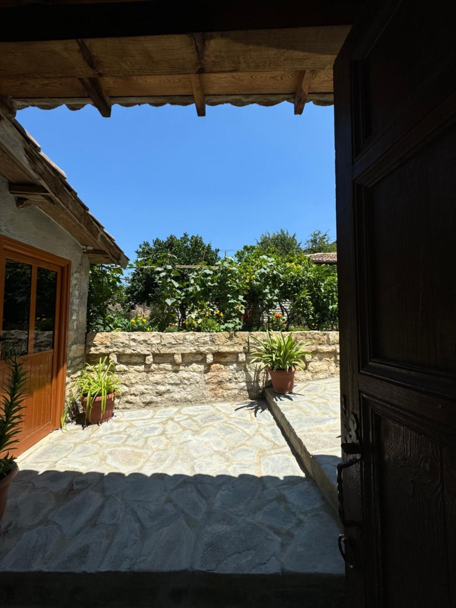 Meroli Guesthouse - Unesco Quarter Berat Zewnętrze zdjęcie