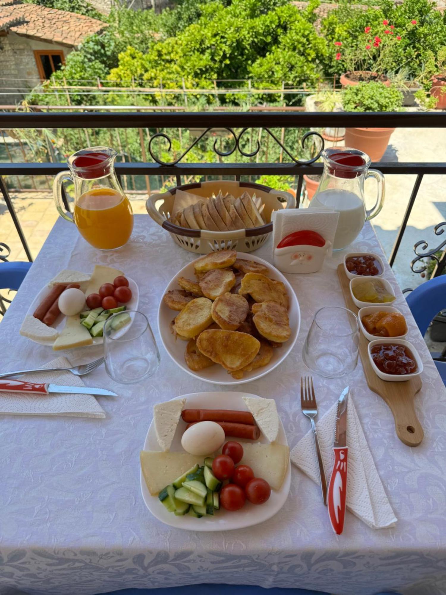 Meroli Guesthouse - Unesco Quarter Berat Zewnętrze zdjęcie