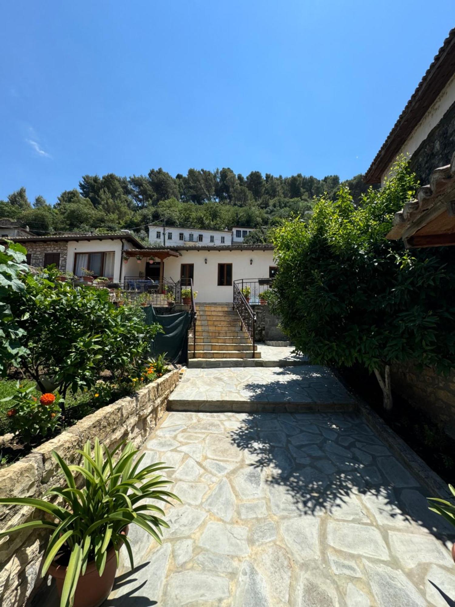 Meroli Guesthouse - Unesco Quarter Berat Zewnętrze zdjęcie