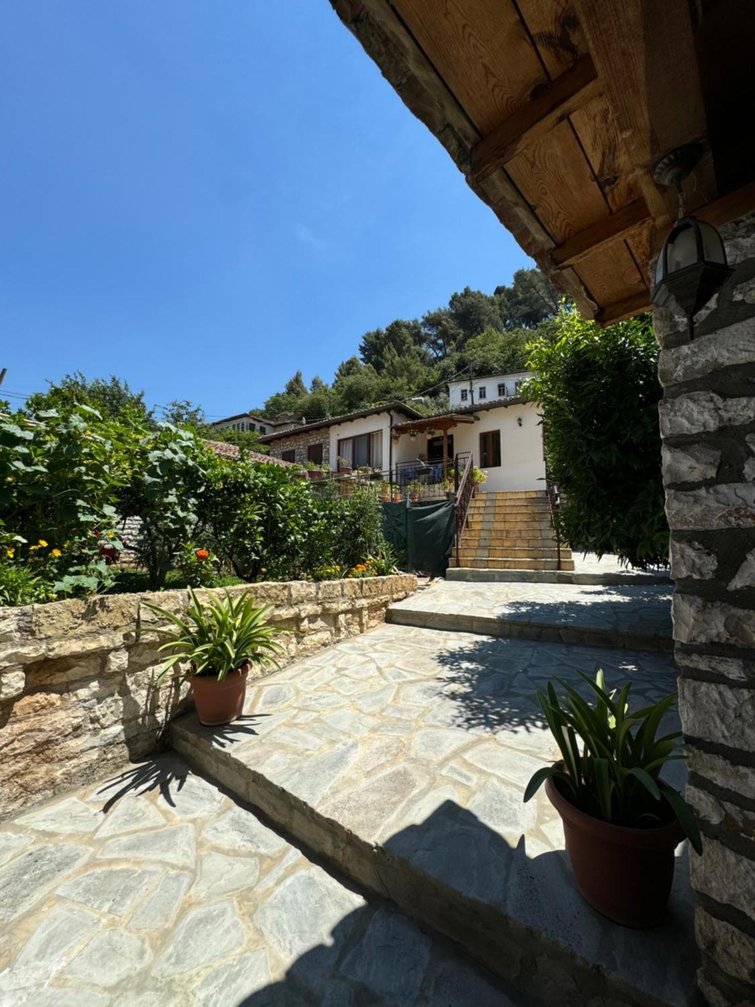 Meroli Guesthouse - Unesco Quarter Berat Zewnętrze zdjęcie