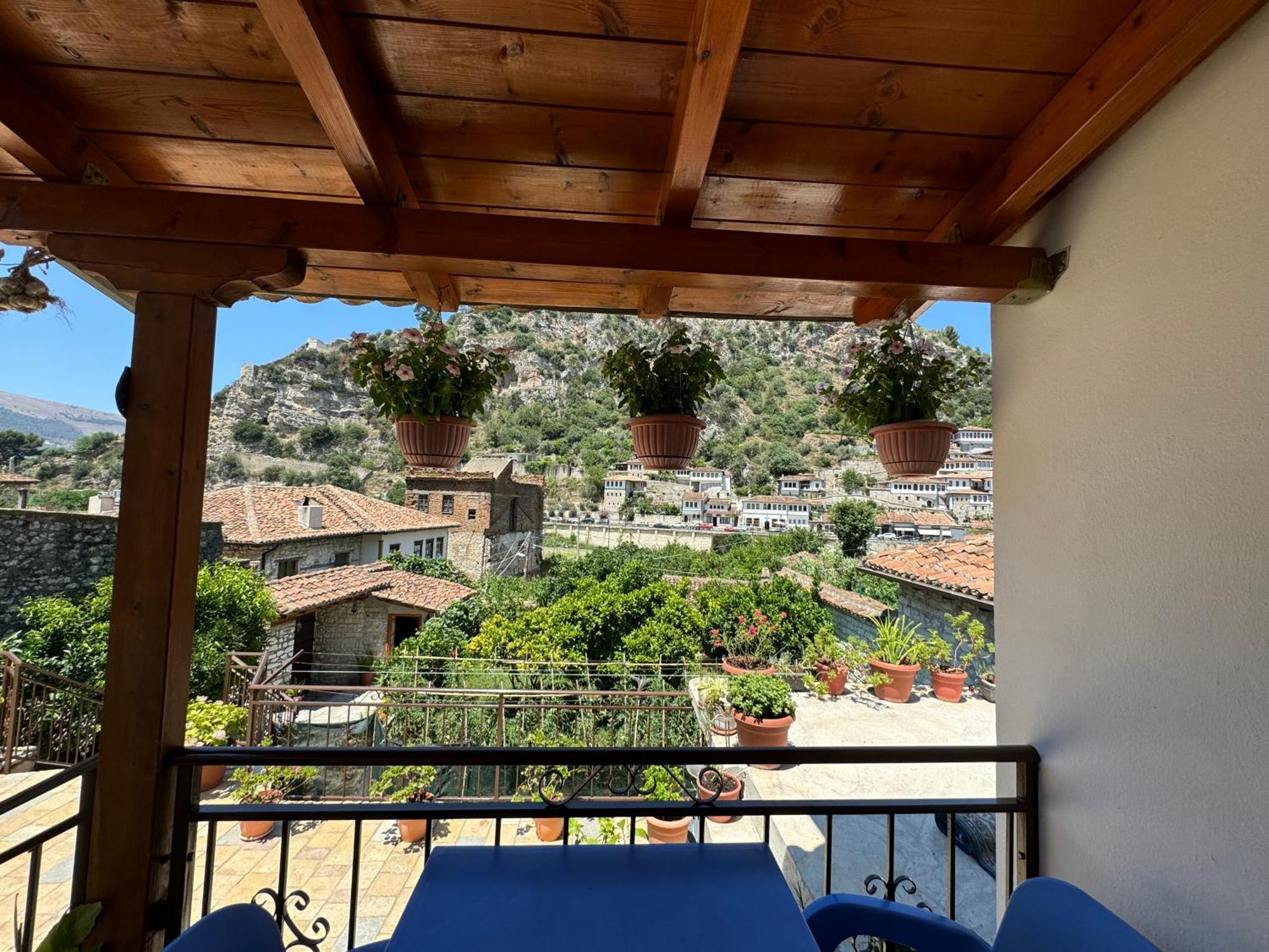 Meroli Guesthouse - Unesco Quarter Berat Zewnętrze zdjęcie