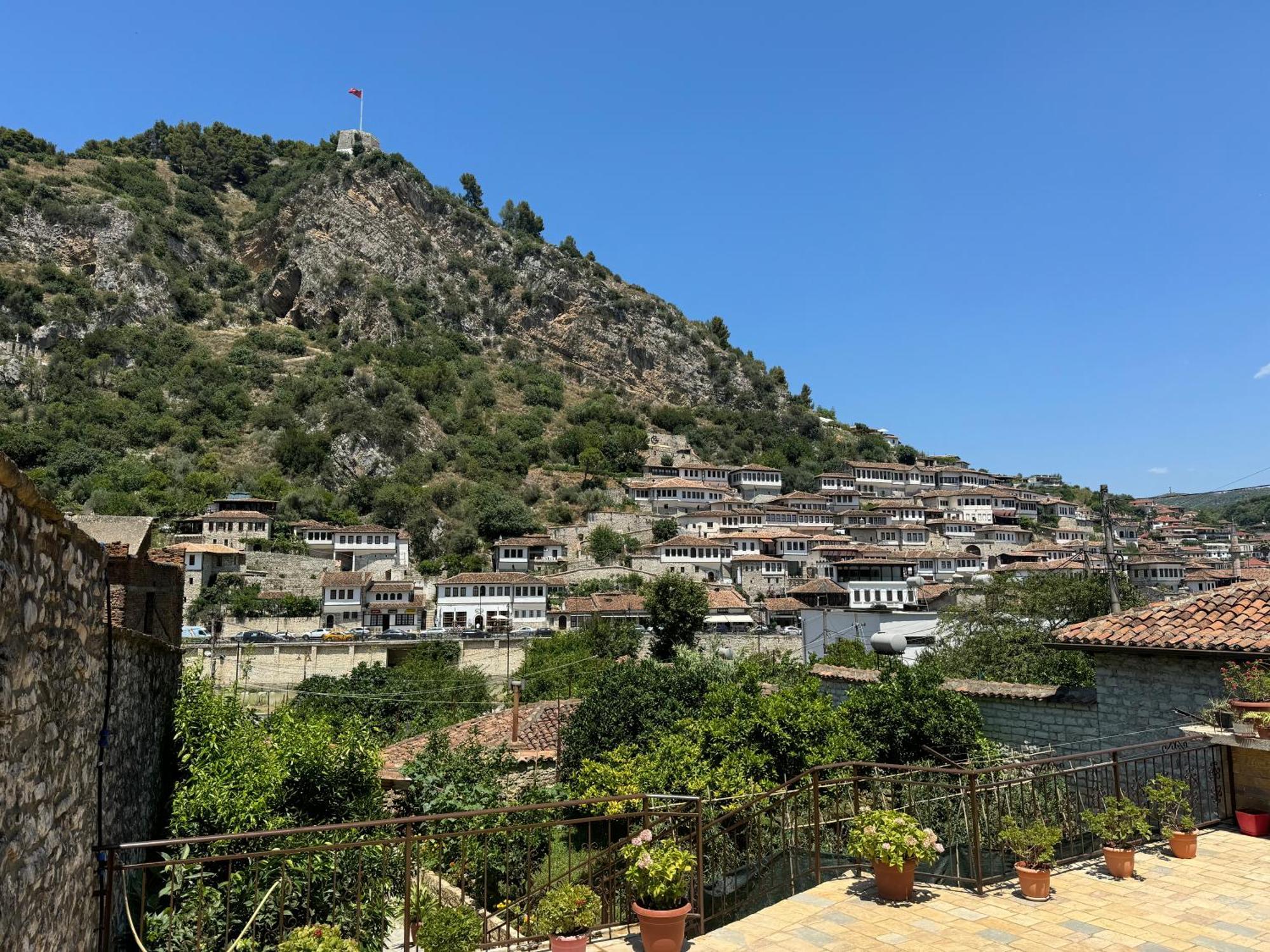 Meroli Guesthouse - Unesco Quarter Berat Zewnętrze zdjęcie