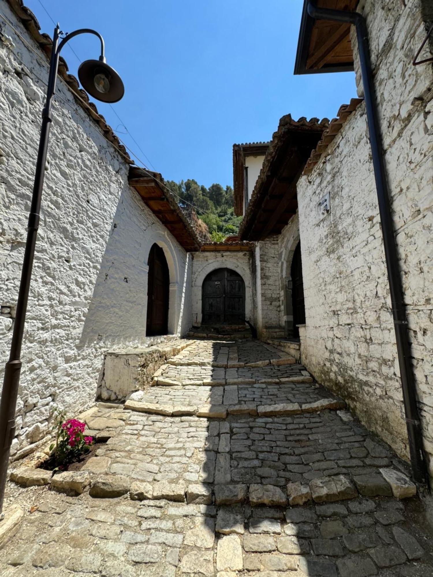 Meroli Guesthouse - Unesco Quarter Berat Zewnętrze zdjęcie