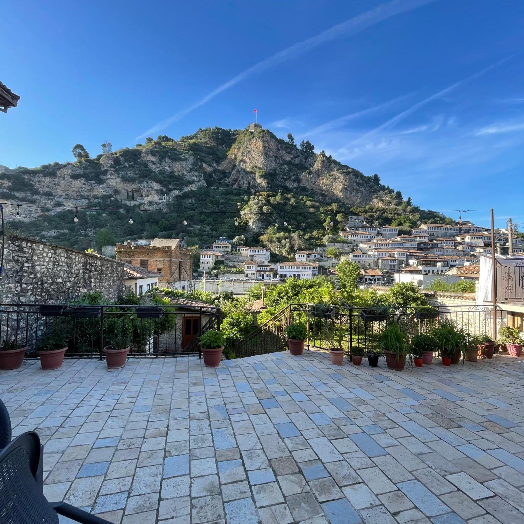 Meroli Guesthouse - Unesco Quarter Berat Zewnętrze zdjęcie