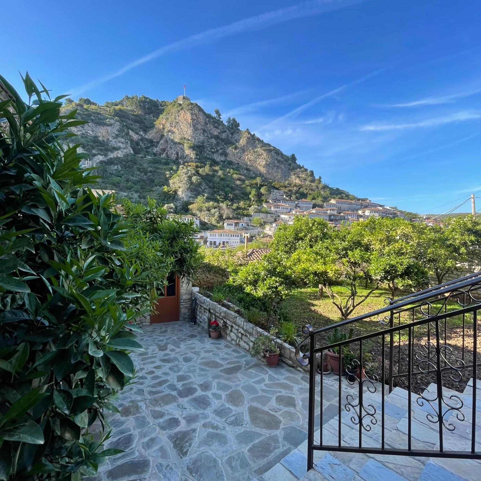 Meroli Guesthouse - Unesco Quarter Berat Zewnętrze zdjęcie
